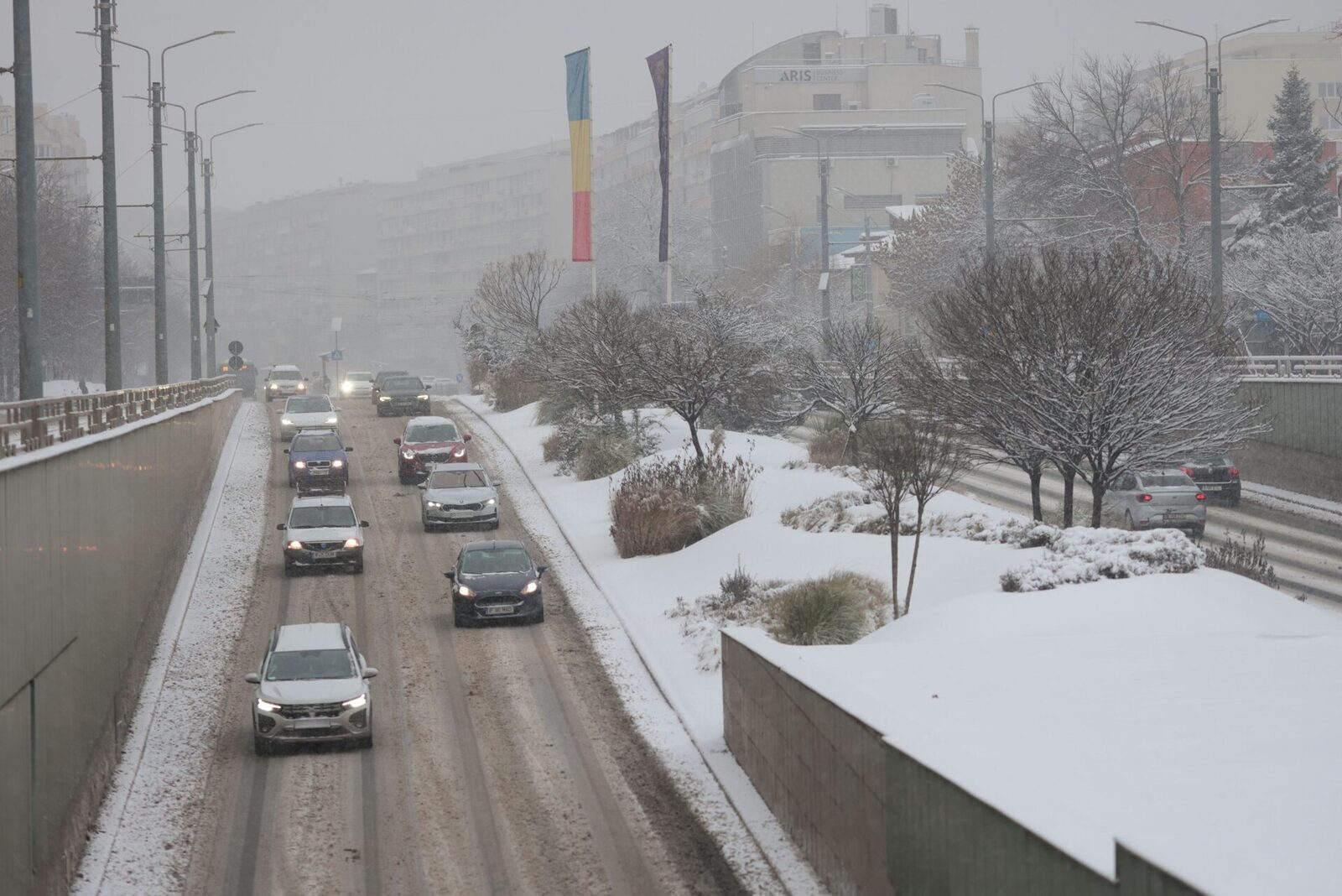 Trafic îngreunat în București din cauza ninsoarei Bucureștiul se confruntă vineri dimineață cu ninsori ușoare, iar traficul rutier se desfășoară în condiții dificile de iarnă