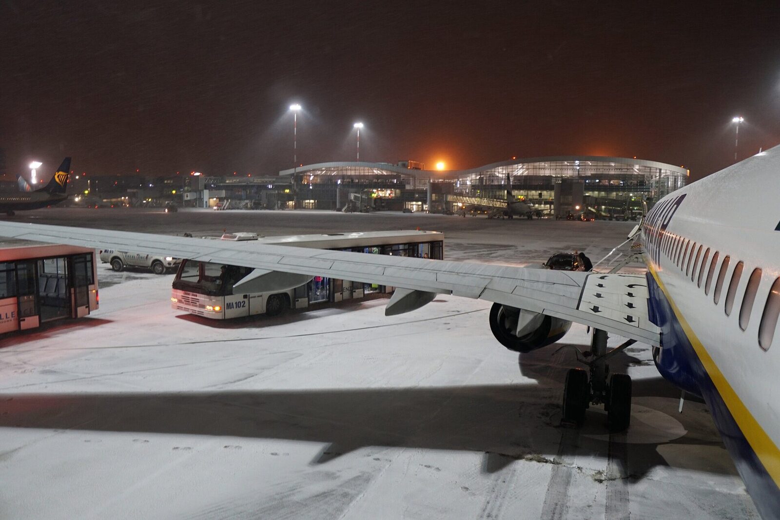 Trafic în condiții de iarnă pe aeroporturile din București, chiar în sezonul rece, dar cu menținerea unor standarde ridicate de siguranță