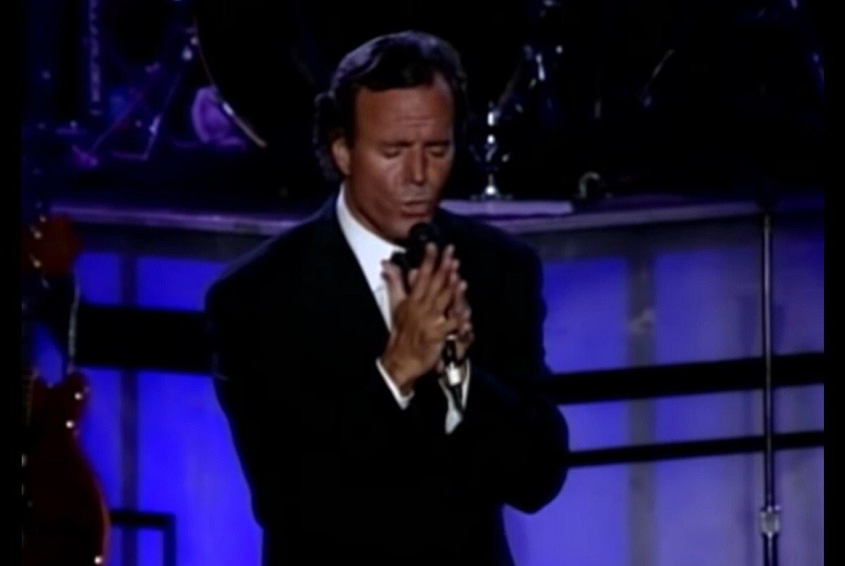 Cântărețul spaniol Julio Iglesias, una dintre cele mai mari vedete ale muzicii latino, este acuzat de hărțuire sexuală, trafic de persoane și muncă forțată de către două foste angajate