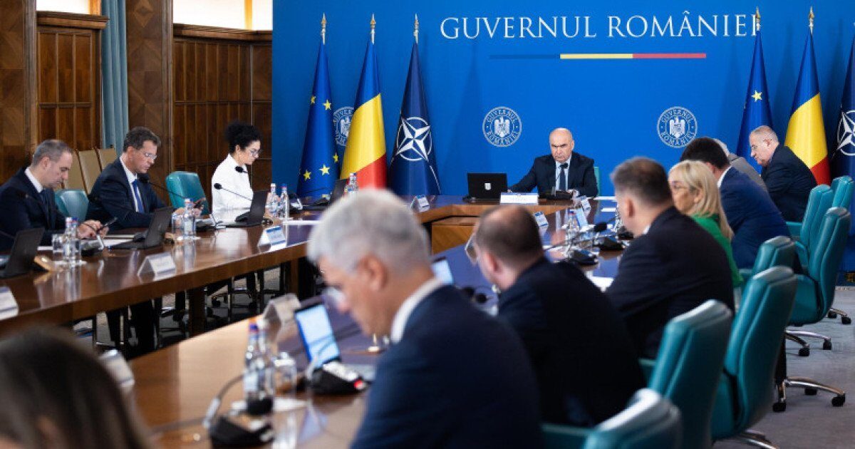 Guvernul a discutat în primă lectură legea privind cumulul pensie - salariu la stat. Pe cine vizează și cum vor fi afectate pensiile