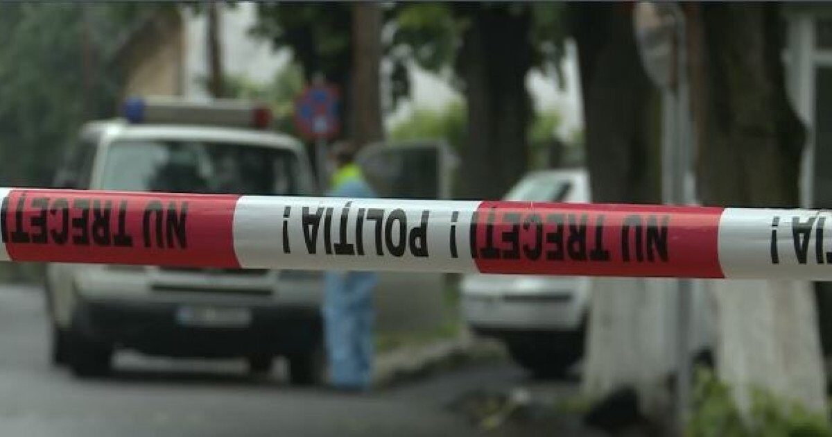 Un adolescent de 15 ani ucis într-o dispute între tineri, în Timiș Un caz șocant zguduie comunitatea din județul Timiș, după ce un băiat de 15 ani, Alin Mario Berinde, a fost găsit mort în curtea unei locuințe din localitatea Cenei