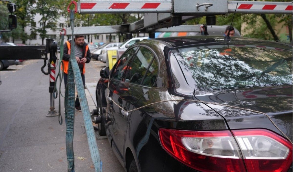 Transformare în politica de ridicare a autovehiculelor în Sector 3: Trecerea la contactul telefonic pentru evitarea ridicării mașinilor parcate neregulamentar Decizia de a relaxa masurile privind ridicarea autovehiculelor parcate ilegal în Sector 3 al Capitalei reprezintă un pas semnificativ în administrarea traficului urban și în responsabilizarea conducătorilor auto