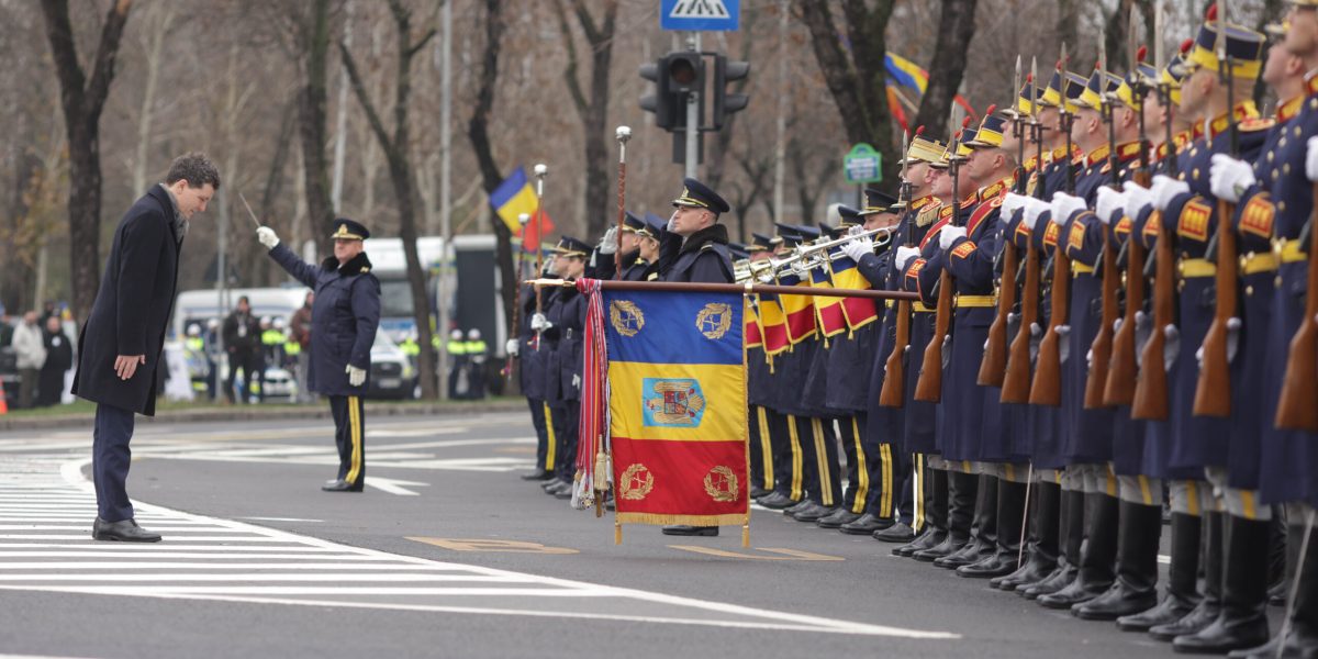 Nicusor-Dan-militari-soldati-scaled.jpg - StirileCorecte