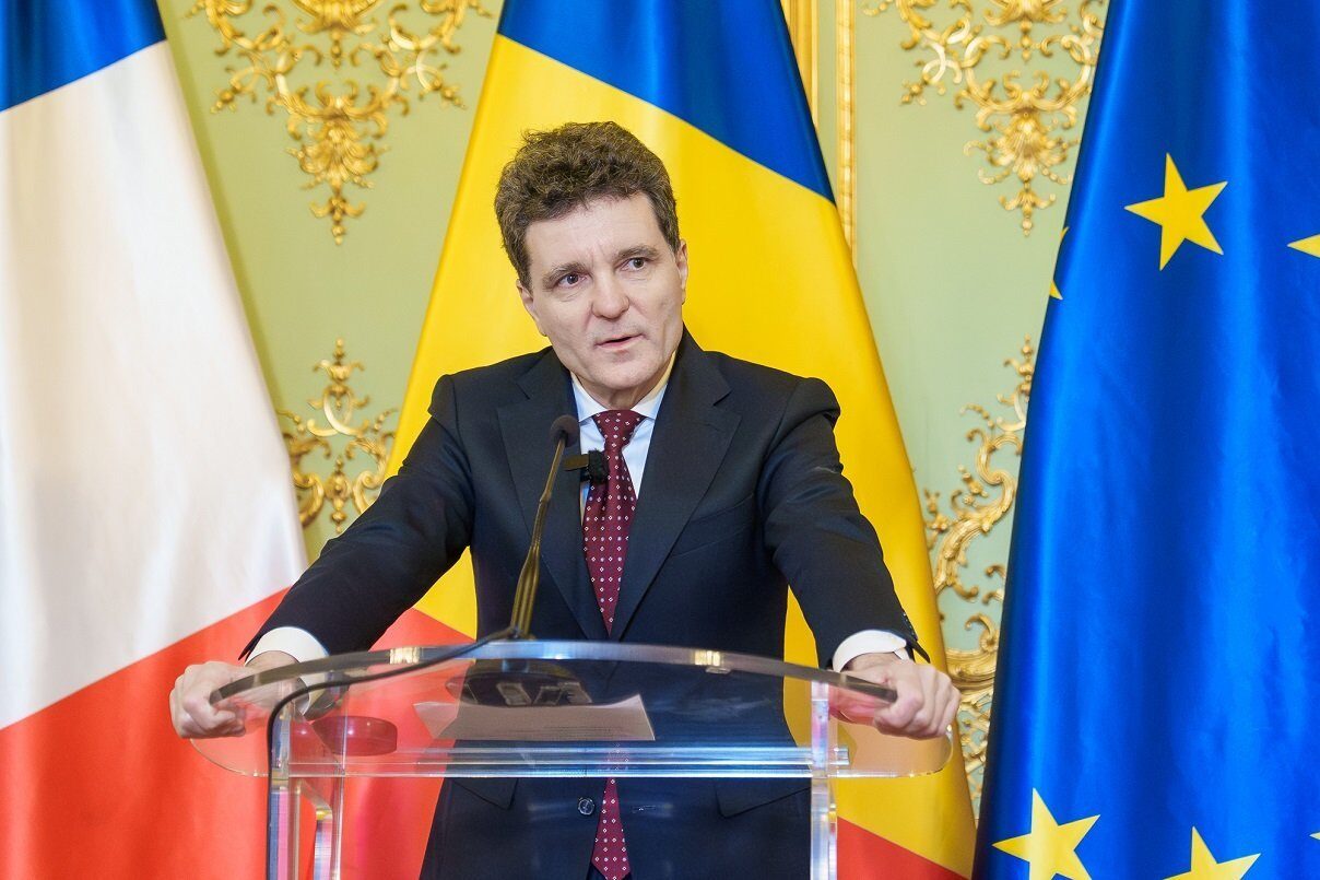 Nicușor Dan decorează Colegiul „Unirea” la 160 de ani