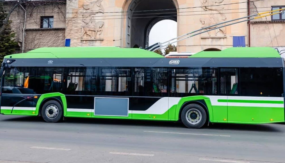 Primăria Capitalei a făcut un pas important spre modernizarea transportului public electric, anunțând că primele troleibuze Yutong achiziționate pentru București încep să ajungă la sediul companiei din apropierea localității Ciolpani