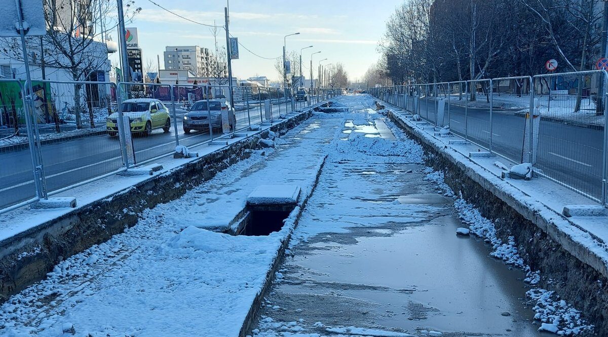 Descoperire neașteptată pe șantierul liniei de tramvai din București: o structură masivă de beton scoasă din pământ Lucrările de modernizare a rețelei de tramvai din Capitală au fost, recent, marcate de o descoperire surprinzătoare
