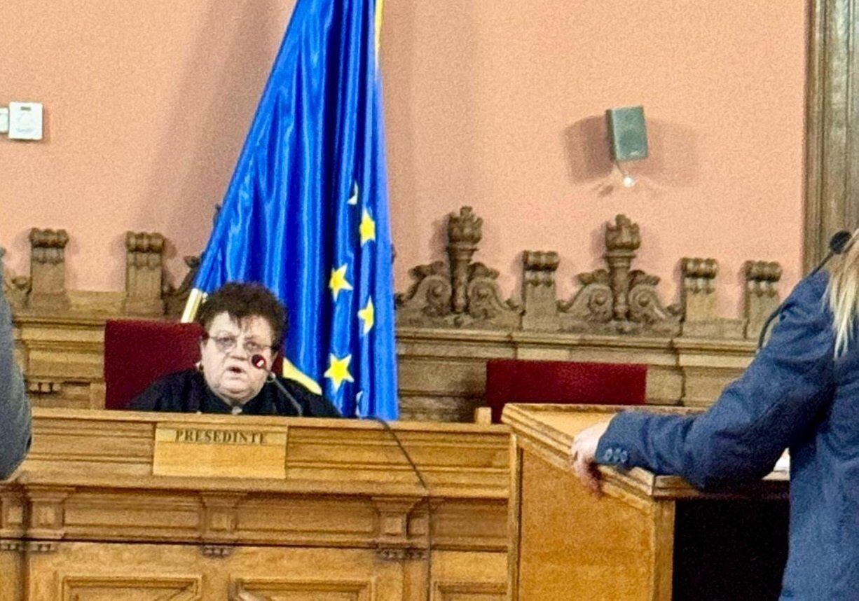 Olimpia Crețeanu, judecătoarea de la Curtea de Apel București, va continua să judece procesul prin care avocata Silvia Uscov cere suspendarea actelor de numire a judecătorilor constituționali Dacian Dragoș și Mihai Busuioc, după ce un complet al aceleiași instanțe a respins, joi, cererea de recuzare formulată de reprezentanții Administrației Prezidențiale