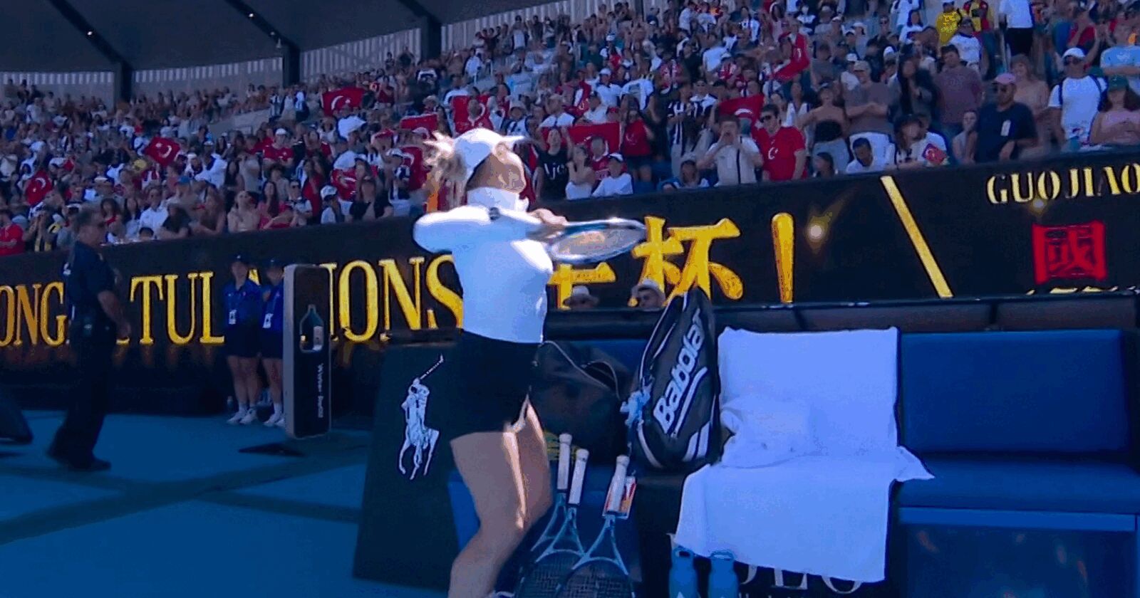 Scene incredibile la Australian Open! Huiduită copios pentru gesturi provocatoare, Putintseva le-a râs în față fanilor