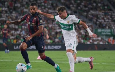 Fotografía de Pablo Miranzo, en la que puede verse en una imagen de archivo del 29 de agosto de 2025 al centrocampista del Elche Germán Valera (d) frente al defensa alemán del Levante Jeremy Toljan (i), durante el partido de la primera vuelta de LaLiga EA Sports entre ambos equipos. EFE