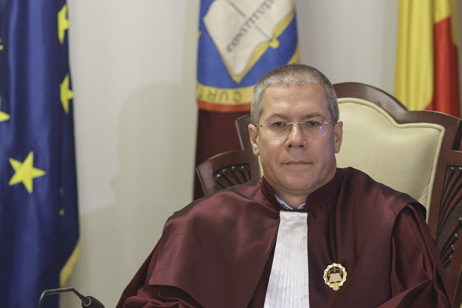 Judecătorul CCR Dacian Dragoș, sub investigație pentru incompatibilitate Acuzații de incompatibilitate Judecătorul Curții Constituționale a României, Dacian Dragoș, a fost acuzat recent de avocata Silvia Uscov de incompatibilitate, acesta fiind suspectat că deține calitatea de administrator și reprezentant al unei fundații ce are calitatea de asociat în societatea RADONCONTROL SA