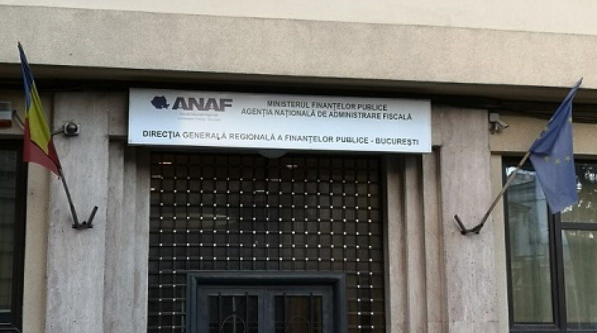 Inspectorii ANAF București, acuzați de mită și corupție: anchetă amplă și condamnări pentru funcționari Un veritabil scandal de corupție lovește sistemul administrativ-fiscal din București, după ce mai mulți inspectori fiscali din cadrul Agenției Naționale de Administrare Fiscală (ANAF) au recunoscut, în condițiile în care s-au încheiat acorduri de recunoaștere a vinovăției, că au luat mită în mod repetat de la oameni de afaceri