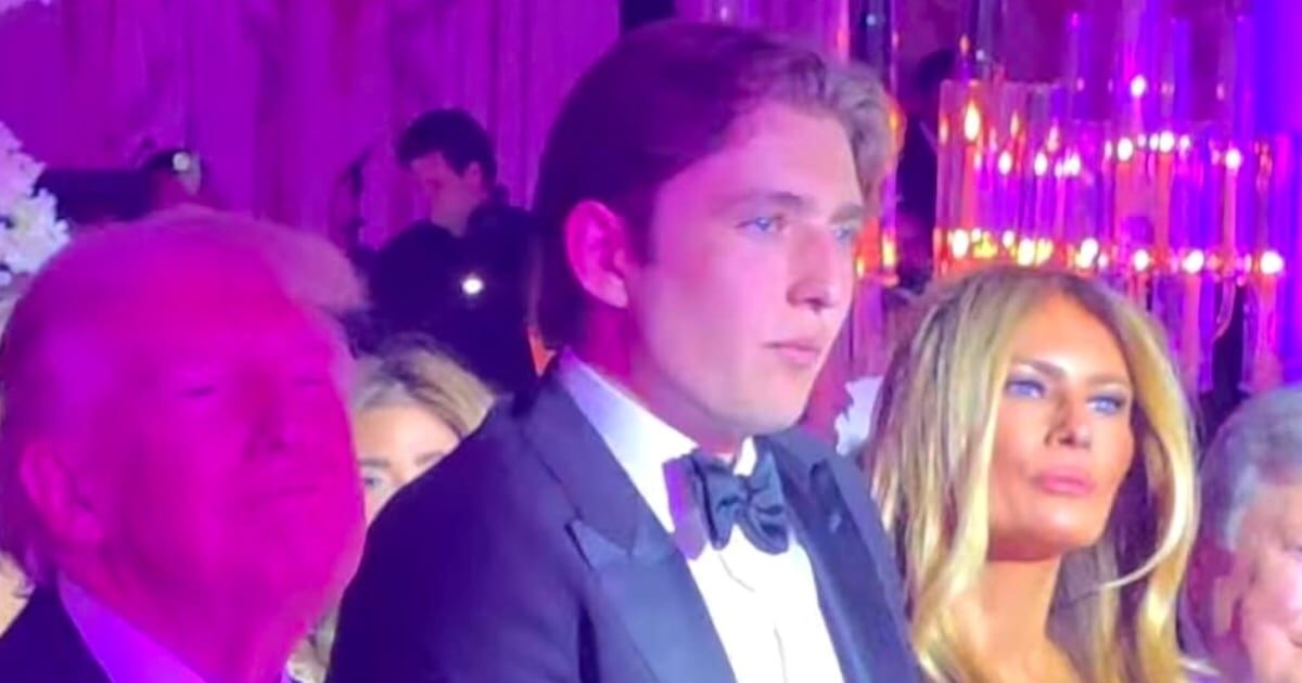 Barron Trump, la Revelionul de la Mar-a-Lago: Un Tânăr în Umbra Familiei Barron Trump, fiul cel mai mic al fostului președinte Donald Trump, a fost protagonist la petrecerea de revelion de la Mar-a-Lago, deschizând anul 2026 alături de părinți și alți susținători ai clanului Trump