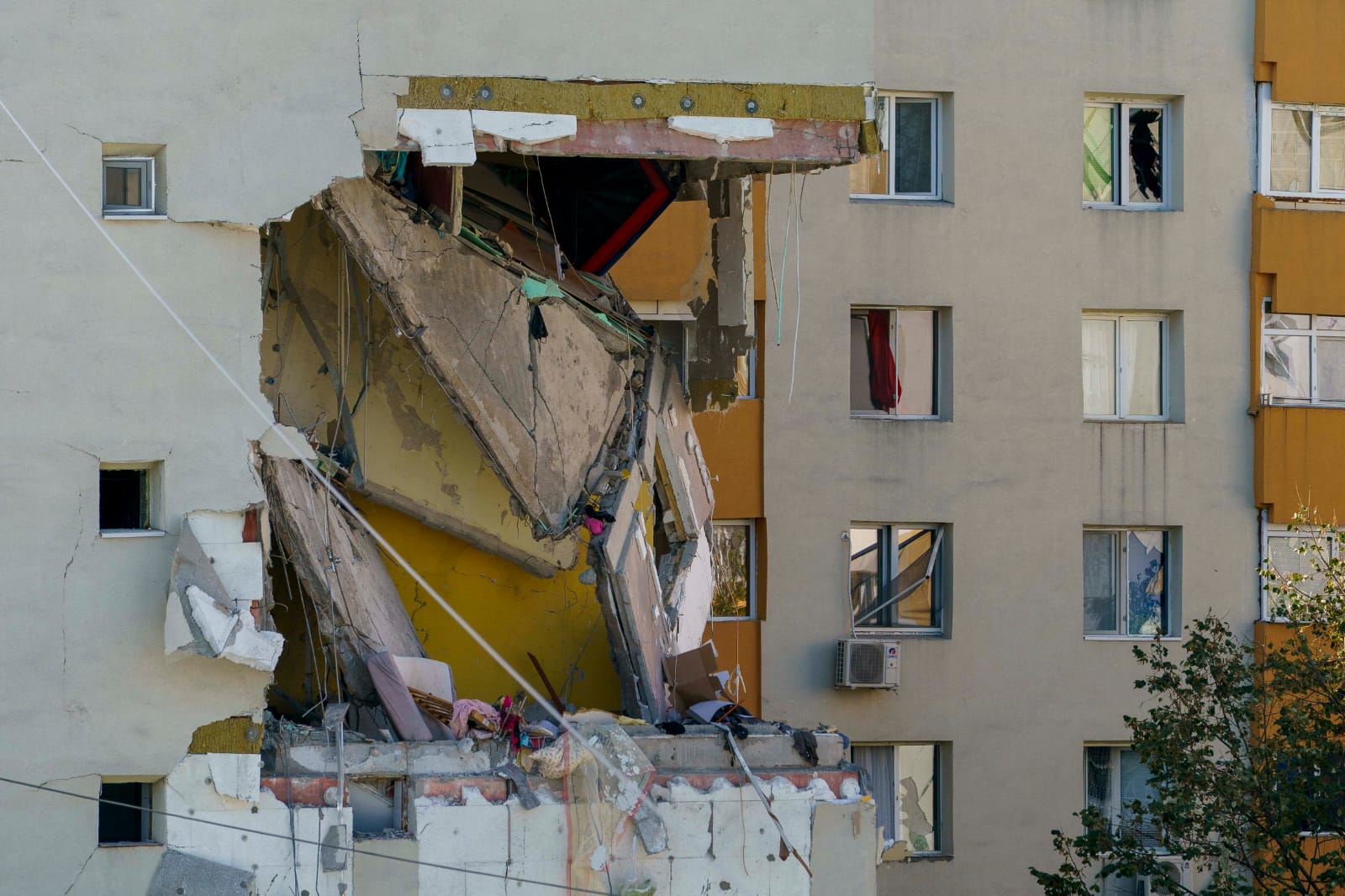 Primarul Sectorului 5, Vlad Popescu Piedone, a anunțat o măsură de sprijin concret pentru proprietarii apartamentelor din blocul afectat de explozia produsă în 2025 pe strada Vicina din cartierul Rahova: scutirea de la plata taxelor și impozitelor locale pentru anul 2026