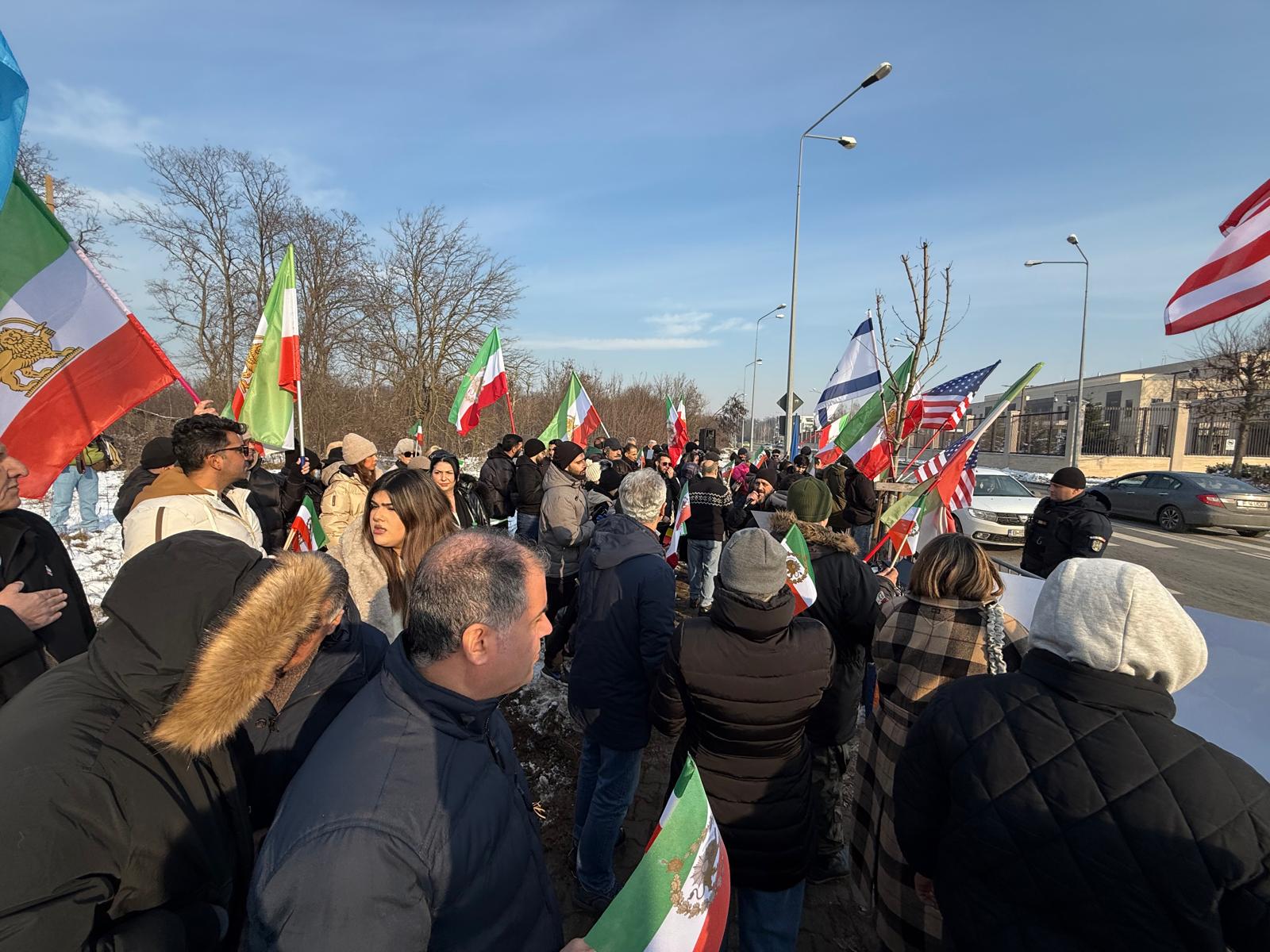 Iranieni protestează la ambasada SUA din București