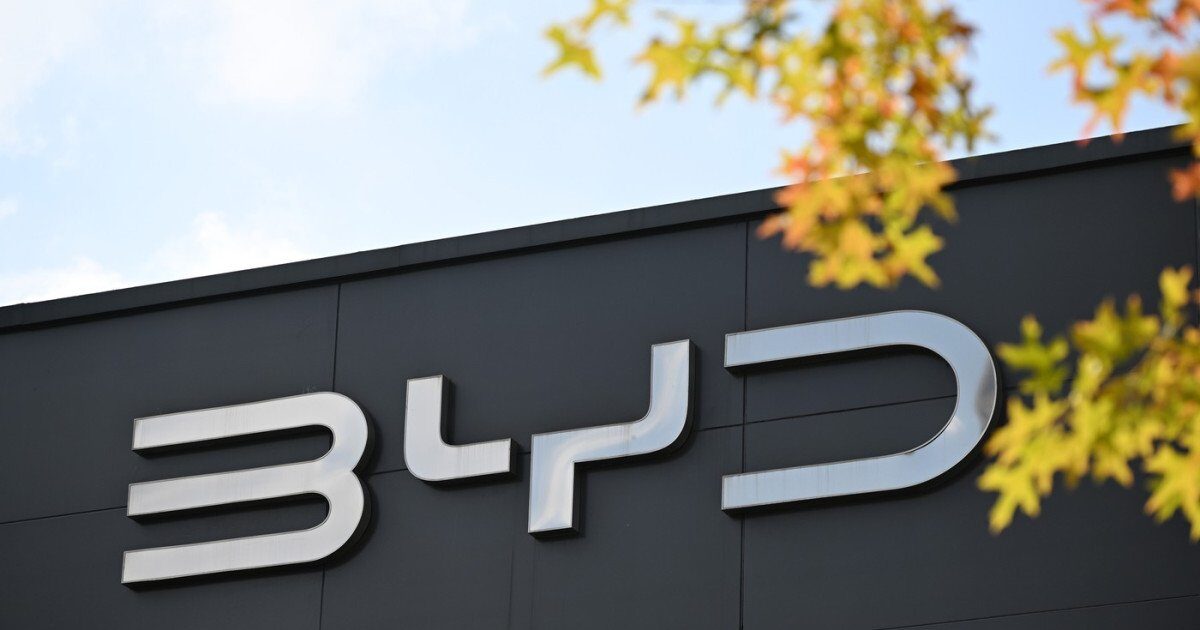 BYD, pe cale să depășească Tesla în producția de mașini electrice Grupul chinez BYD Co., cunoscut pentru ambițiile sale în domeniul vehiculelor electrice (EV), a anunțat o realizare semnificativă: a livrat anul trecut 4,6 milioane de vehicule, îndeplinind astfel ținta anuală de vânzări