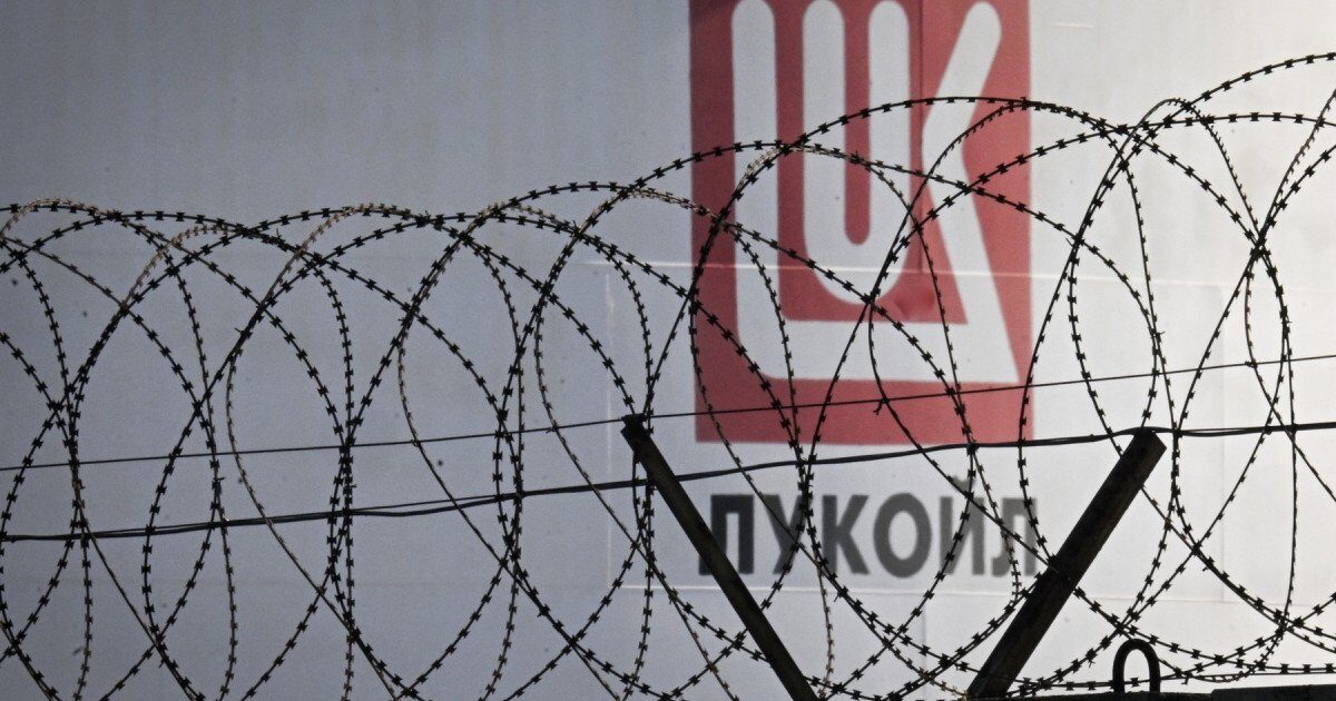 Lukoil își vinde activele de 22 miliarde dolari. Ce se întâmplă în România?