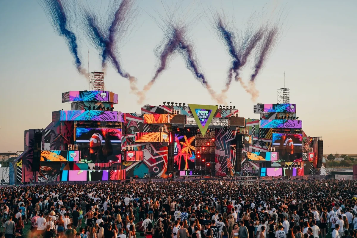 Beach, Please! 2025 – Un fenomen urban la Costinești Costineștiul a devenit, din nou, epicentrul muzicii urbane grație festivalului Beach, Please! 2025, un eveniment care a atras atenția nu doar prin lineup-ul impresionant, ci și prin energia molipsitoare a participanților