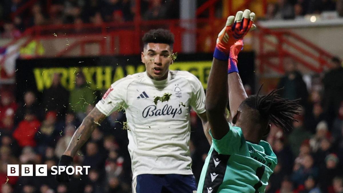 Confuzie pe terenul de joc: Wrexham și Nottingham Forest într-un meci umbrit de decizii controversate Într-un meci plin de intensitate, care a avut loc pe stadionul Stok Cae Ras, Wrexham și Nottingham Forest au terminat fără goluri, însă nu fără o dozare mare de confuzie
