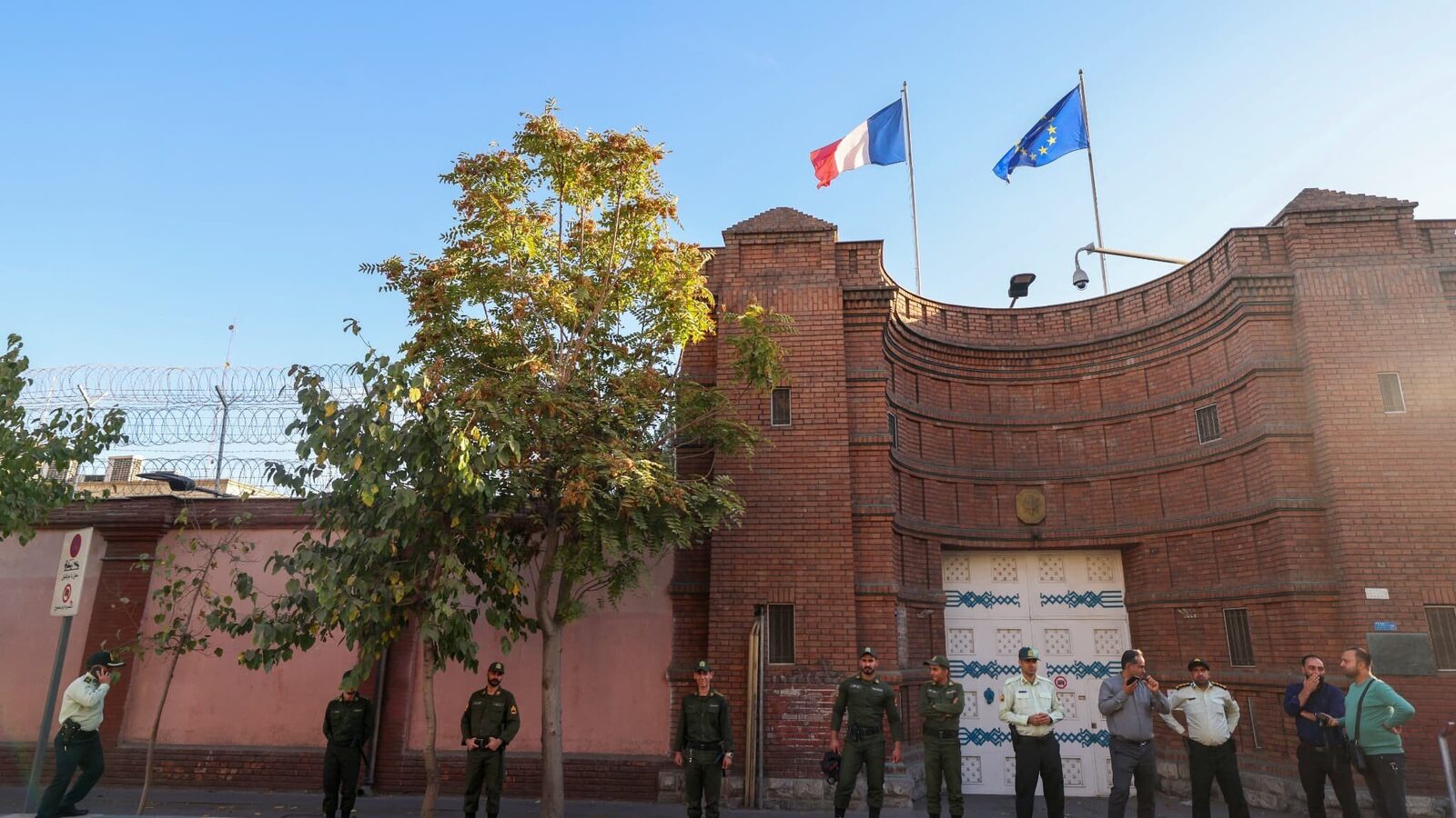 Diplomați francezi neesențiali părăsesc Iranul