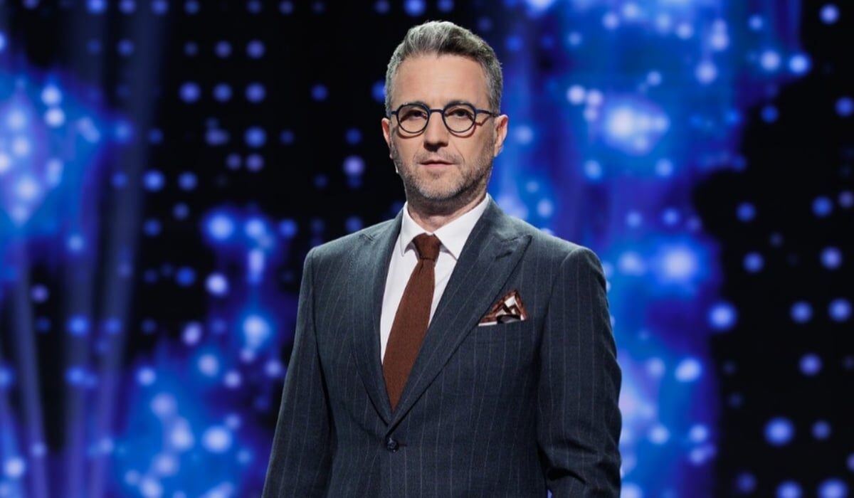 Andi Moisescu, Primalul Talentelor pe Sticlă: Cum Rămâne Rege în Pro TV Andi Moisescu continuă să strălucească pe micile ecrane, devenind simbolul echilibrului și umorului fin în showbiz-ul românesc