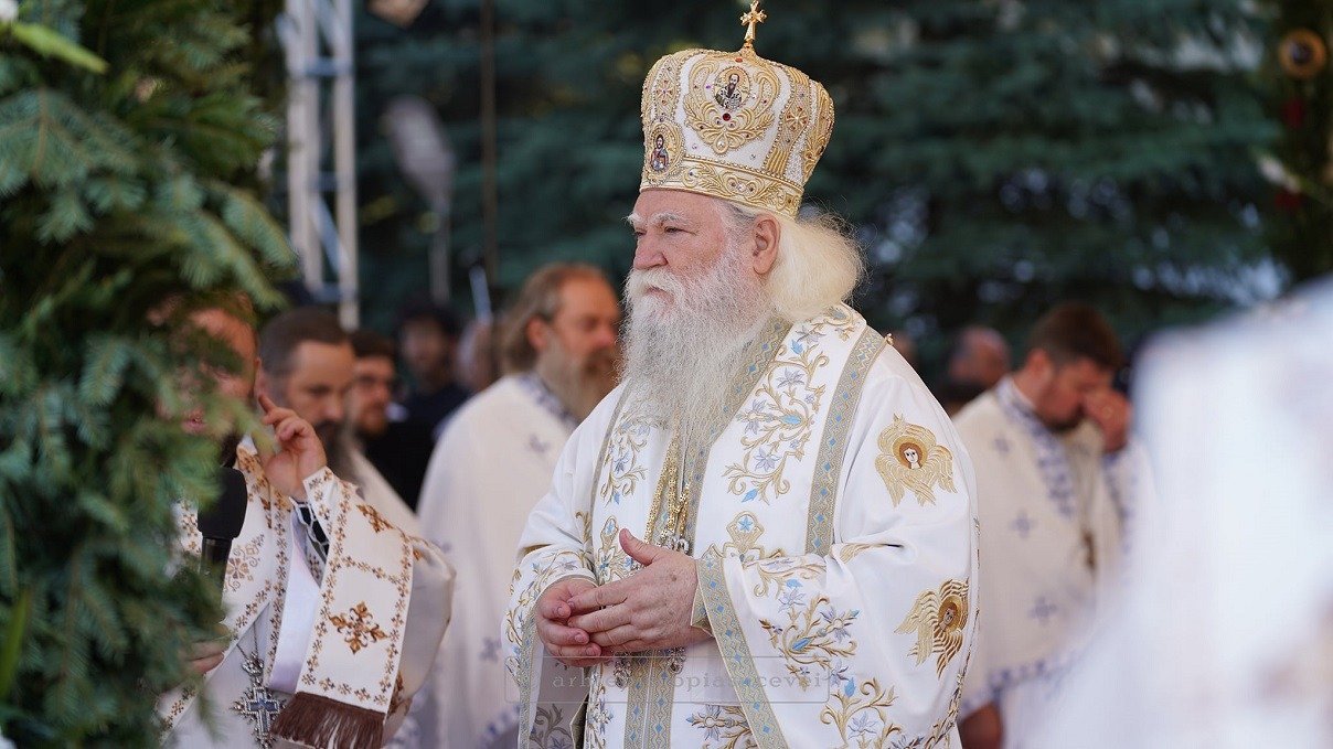 Primarul municipiului Rădăuți, Bogdan Andrei Loghin, a intrat într-un conflict deschis cu Înalt Preasfinția Sa, Calinic, arhiepiscopul Sucevei, după ce acesta a fost acuzat de primar că a recunoscut într-o înregistrare audio că a primit de la prefectul de Suceava o plângere împotriva Consiliului Local Rădăuți, vizând acordarea unui teren bisericii penticostale
