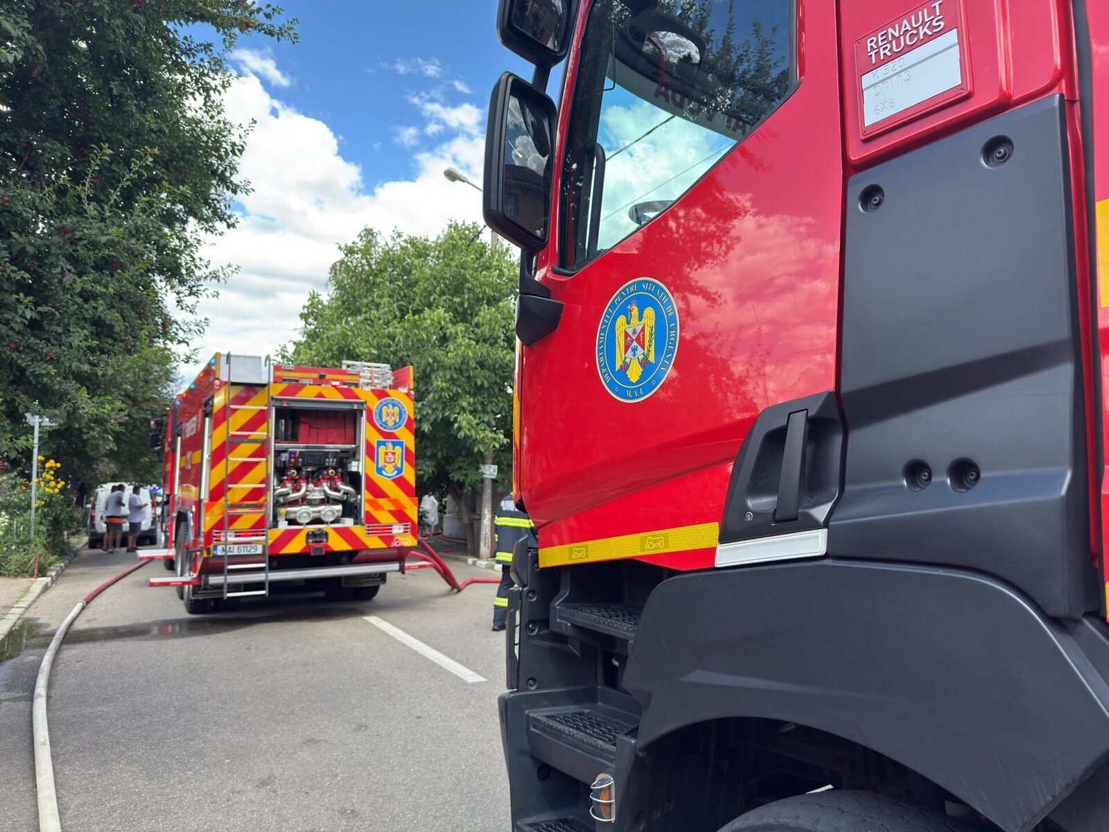 Incendiu în Sectorul 5 al Capitalei: două persoane cu arsuri și intervenție masivă a autorităților O tragedie s-a produs în această dimineață în Sectorul 5 al Capitalei, unde un incendiu violent a izbucnit la o casă de pe strada Iacob Andrei