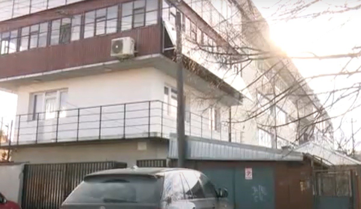 Vânt și ninsoare lasă în întuneric peste 7.000 de locuințe în zona Sovata.