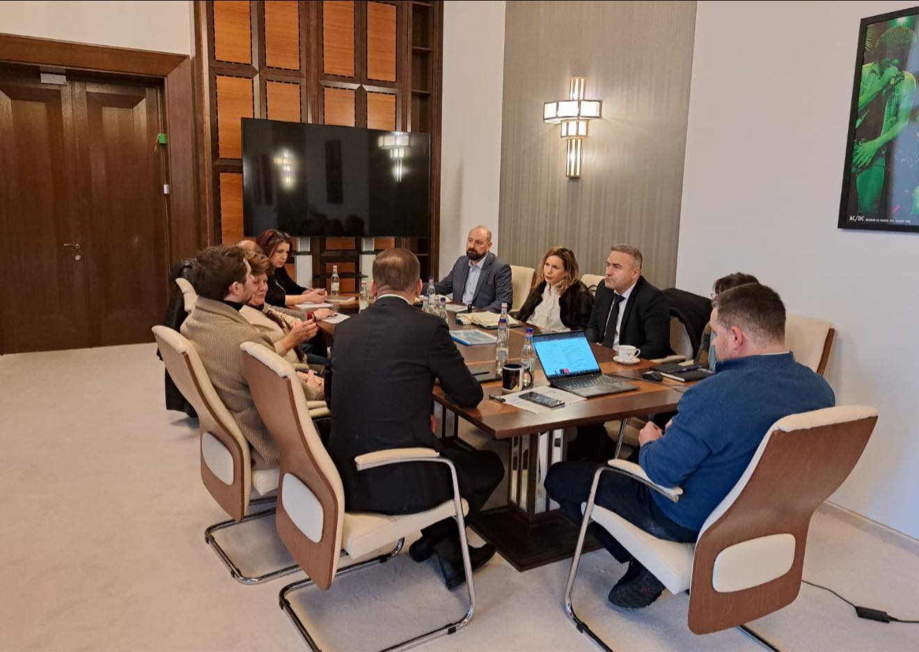 Situație de urgență în sistemul de termoficare al Bucureștiului: serviciul funcționează, dar la limită Cu temperaturile geroase din ultima săptămână, Bucureștiul se confruntă cu provocări majore în asigurarea unui serviciu de încălzire și apă caldă
