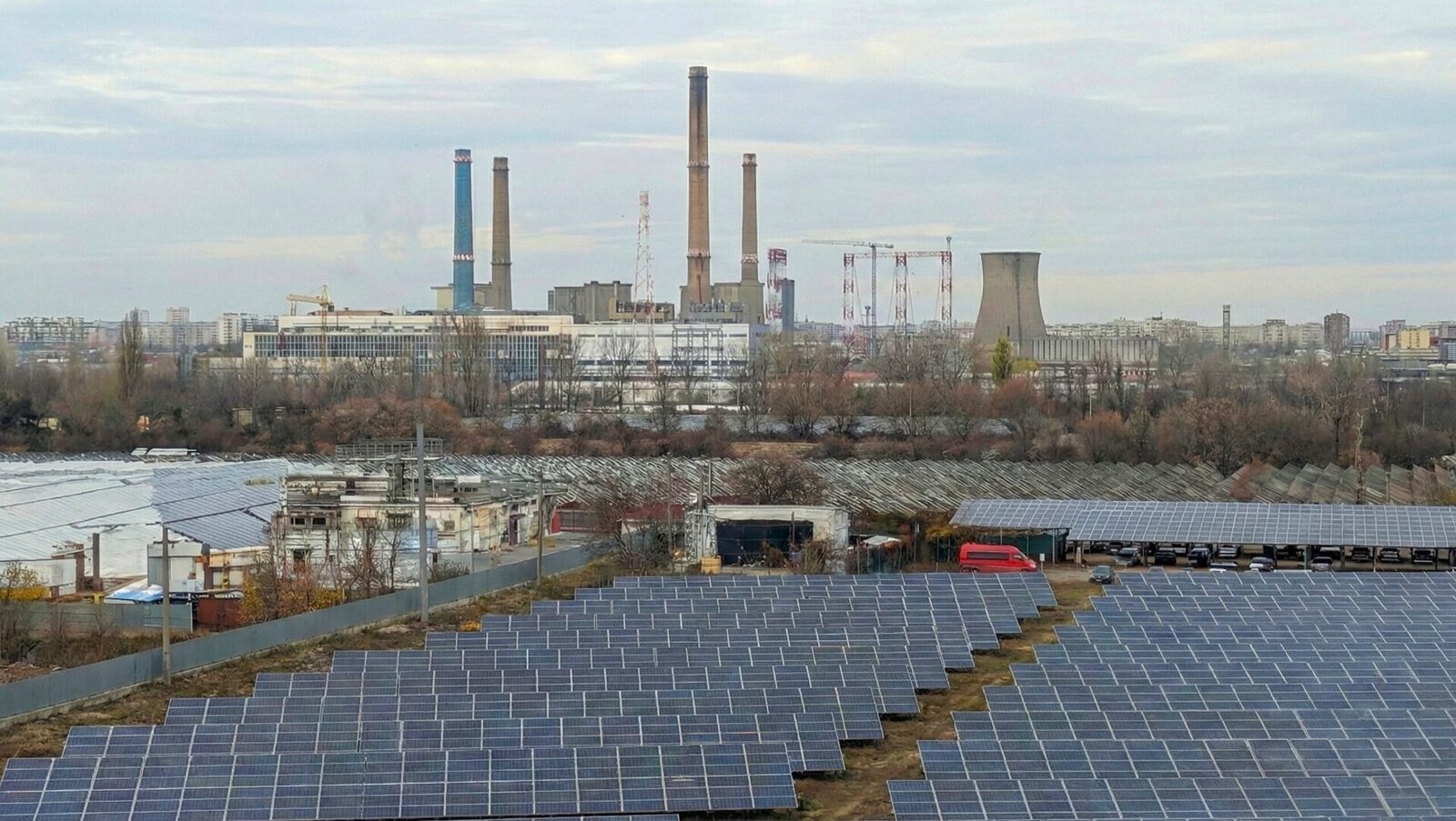Criza sistemului de termoficare din București devine din ce în ce mai acută, iar situația dezastruoasă a rețelei de distribuție amenință confortul și siguranța locuitorilor capitalei