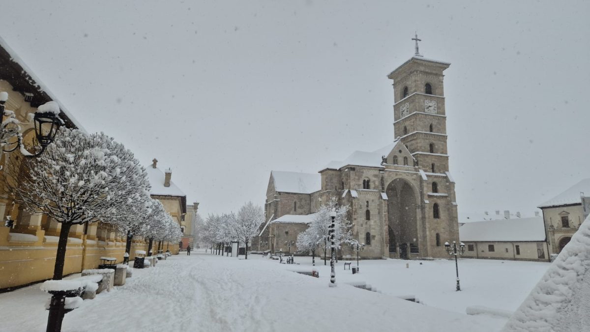 Ninsoare la Cetatea Alba Carolina: Imagini de basm