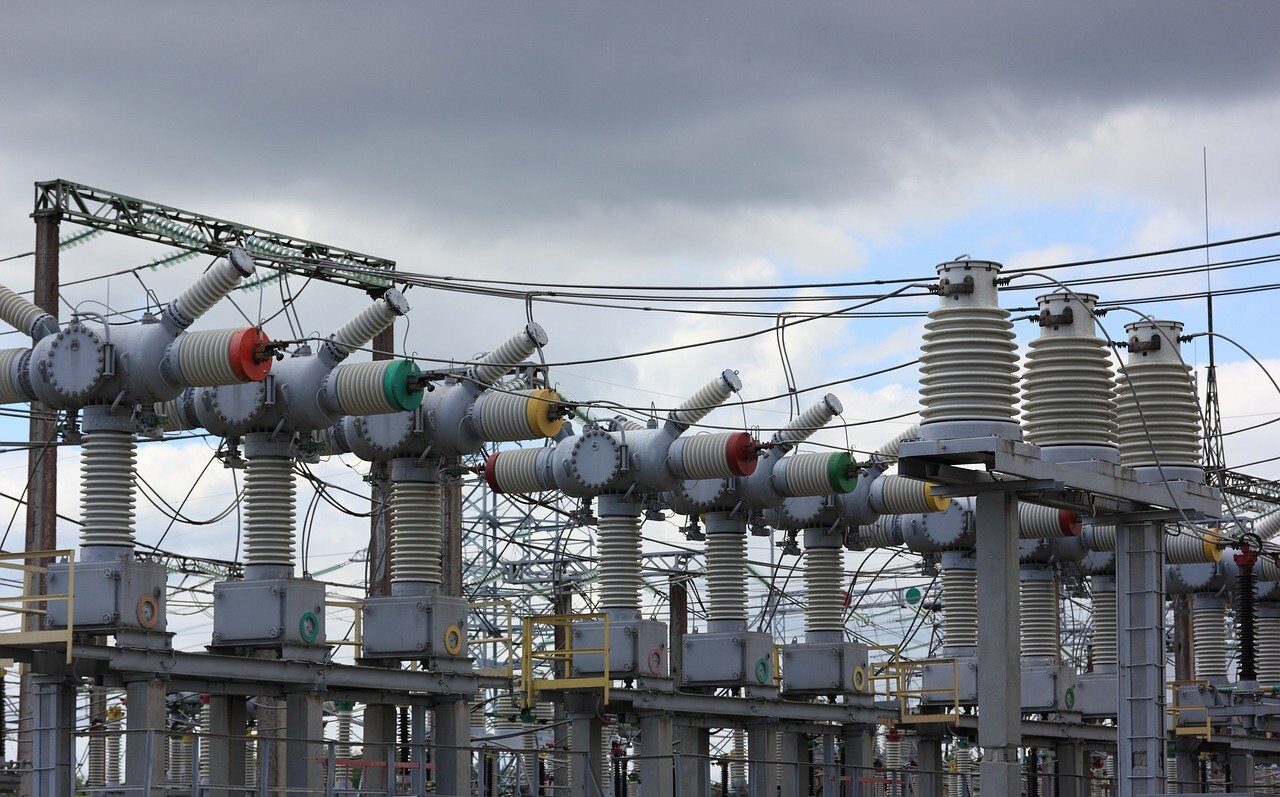 Schimbări majore pentru prosumatori: Legea energiei în România se transforma radical Ministerul Energiei a inițiat o reformă semnificativă pentru prosumatorii din România, anunțând un proiect de ordonanță de urgență care va modifica profund regulile pentru cei peste 280.000 de români ce produc energie electrică din panouri fotovoltaice