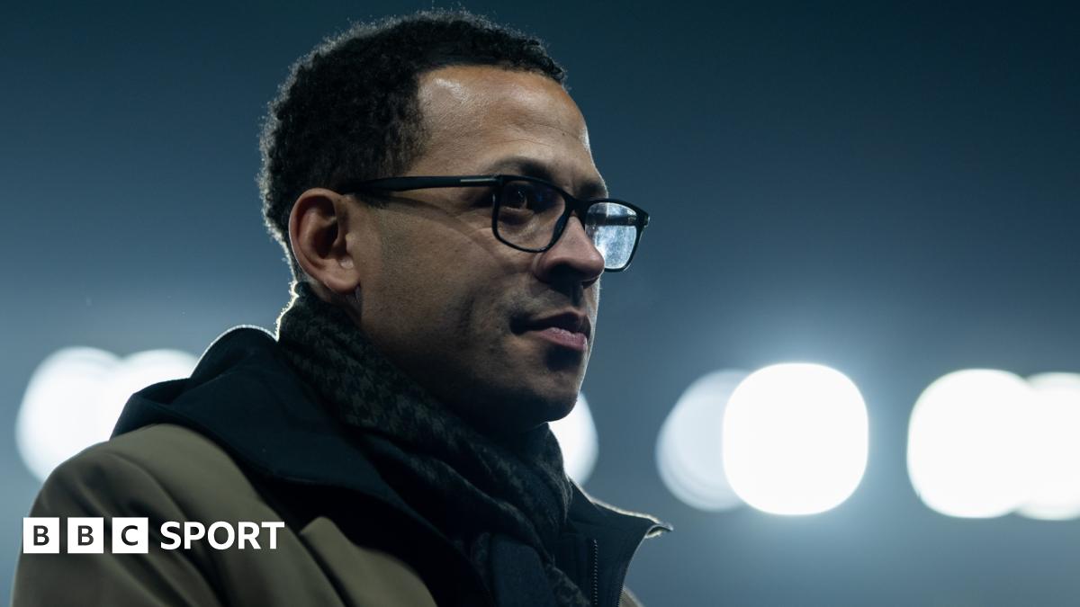 Liam Rosenior, o opțiune viabilă pentru Chelsea, potrivit lui Wayne Rooney Liam Rosenior, fostul asistent al lui Wayne Rooney la Derby County, a fost propus drept candidat serios pentru postul de antrenor al echipei Chelsea