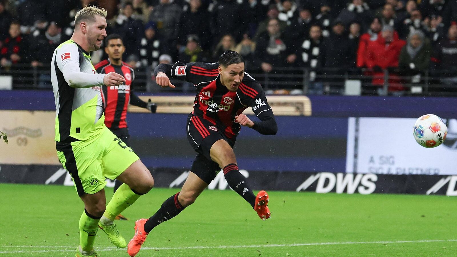 Eintracht Frankfurt și Borussia Dortmund oferă un spectacol cu șase goluri Eintracht Frankfurt a încheiat anul cu un rezultat spectaculos, terminând meciul cu Borussia Dortmund la egalitate, 3-3, într-o partidă plină de dramatism și momente electrizante