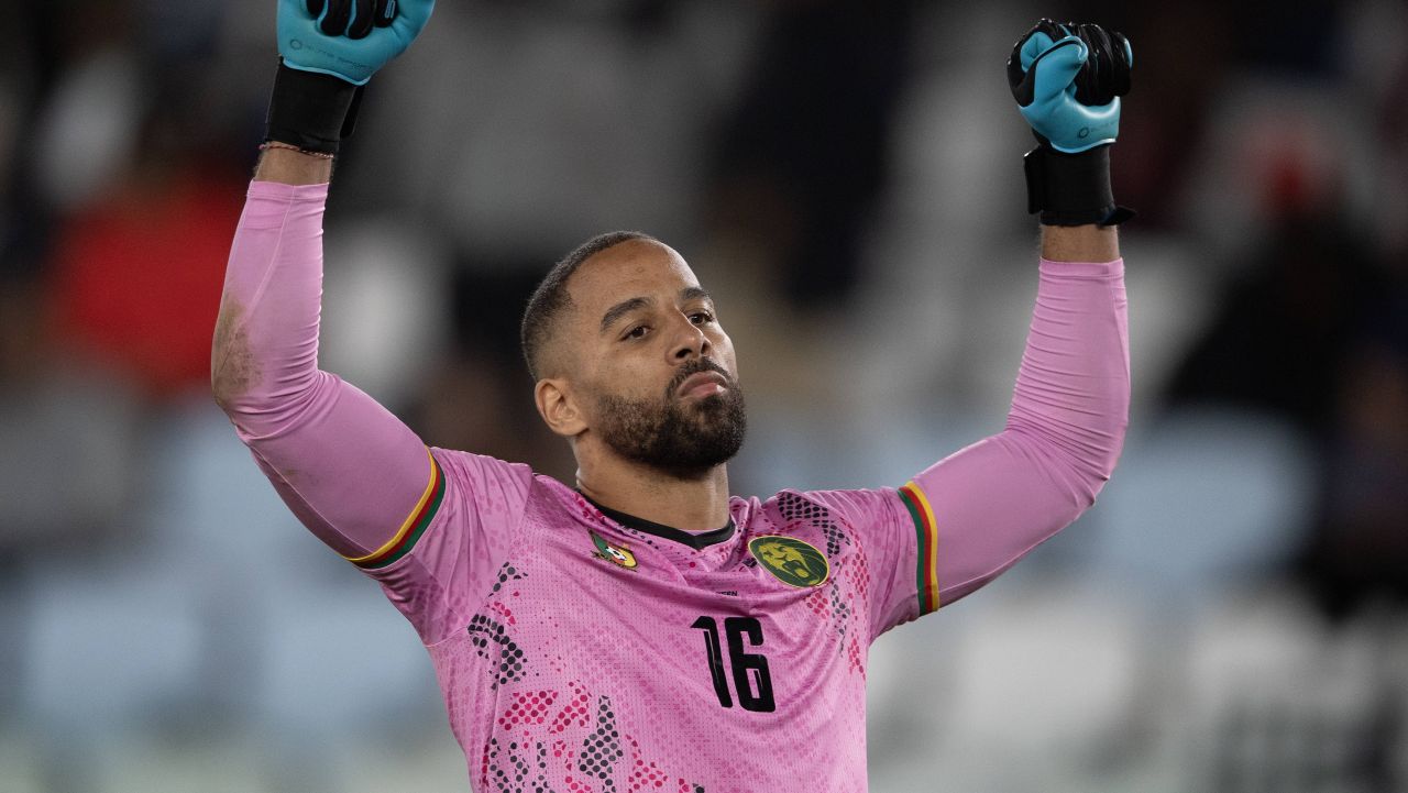 Devis Epassy, într-o zi grea pe terenul de fotbal: Camerun, învins de Maroc în sferturile CAN 2025 Portarul echipei Dinamo, Devis Epassy, a trăit un meci dificil în sferturile de finală ale Cupei Africii pe Națiuni, unde Camerun s-a înclinat în fața Marocului, cu 2-0