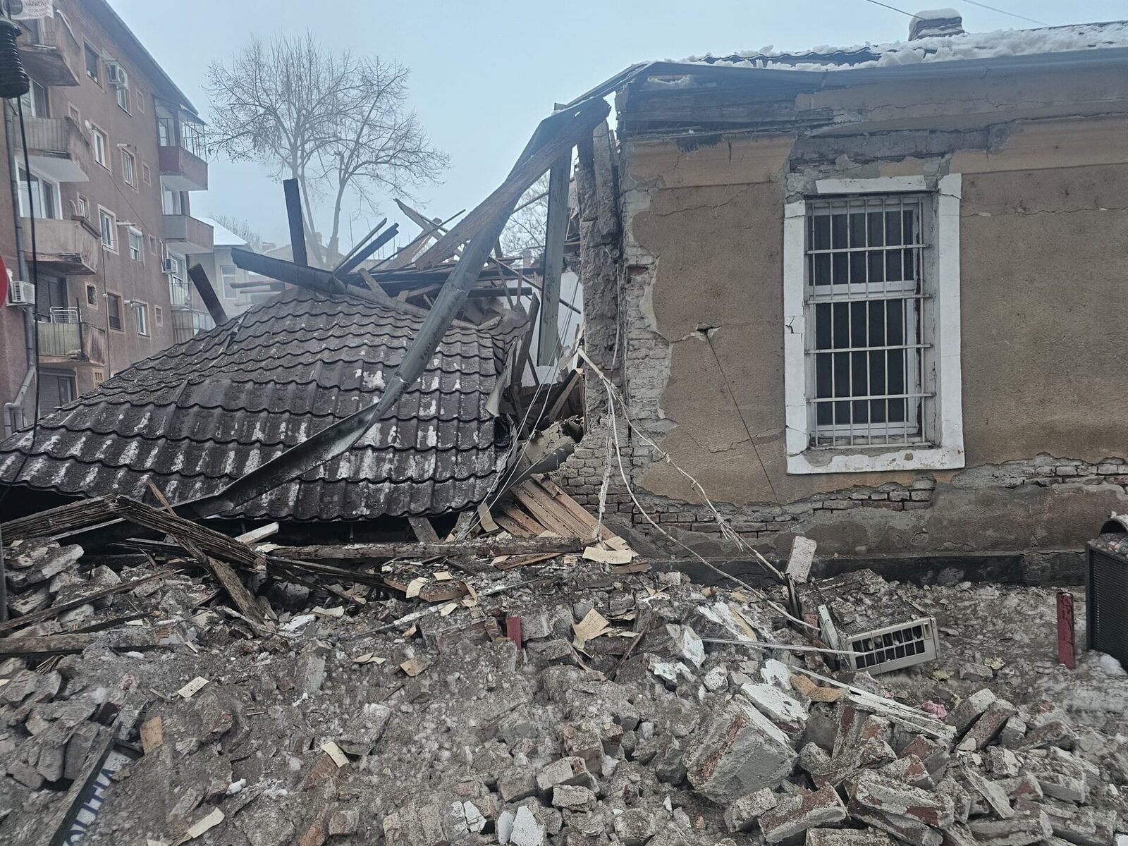 Explozia de la Poliția Rutieră Lugoj, o tragedie evitată cu greu Poliția Timiș a anunțat, vineri, că a fost găsită conducta de gaz fisurată care ar fi dus la explozia de miercuri de la sediul Poliției Rutiere Lugoj, în urma căreia s-au înregistrat trei victime din rândul angajaților care lucrau la Biroul Cazier Judiciar