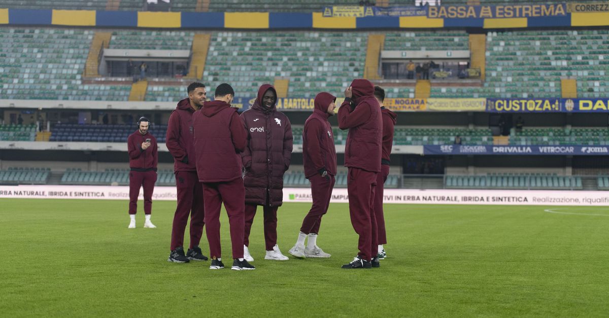 Tensiune la Verona: Meciul dintre Hellas și Torino se apropie În această seară, pe stadionul Bentegodi, fanii sunt în așteptare pentru un meci intens între Hellas Verona și Torino, programat să înceapă la ora 18:00