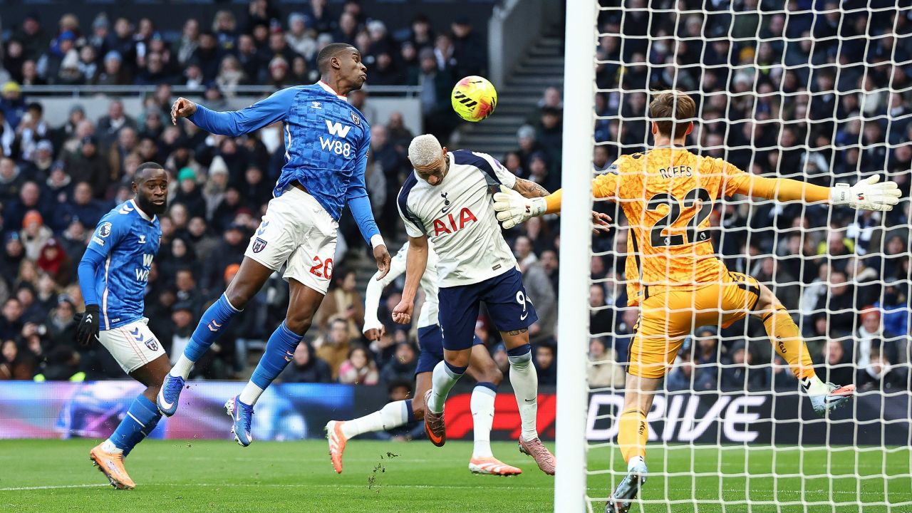 Tottenham, ținut în șah de Sunderland! Drăgușin, în prim-planul meciului.