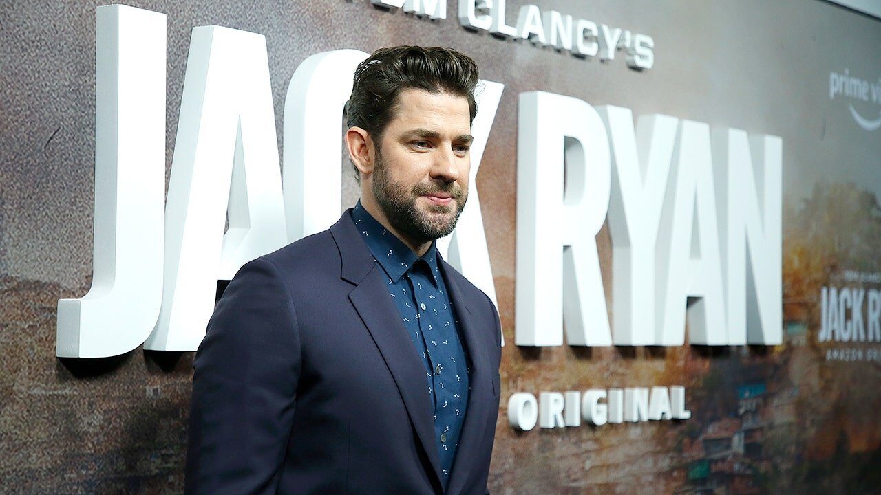 Jack Ryan și realitatea Venezuelană: O conexiune surprinzătoare Recenta intervenție militară a Statelor Unite în Venezuela, care a dus la capturarea președintelui Nicolás Maduro, a stârnit un interes neașteptat pentru serialul „Jack Ryan”, creat de Carlton Cuse
