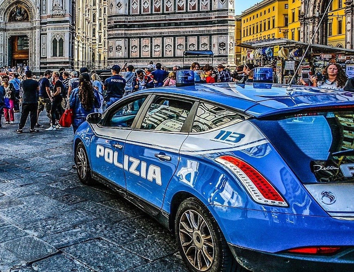 Bărbat împușcat de polițist după ce a furat arma
