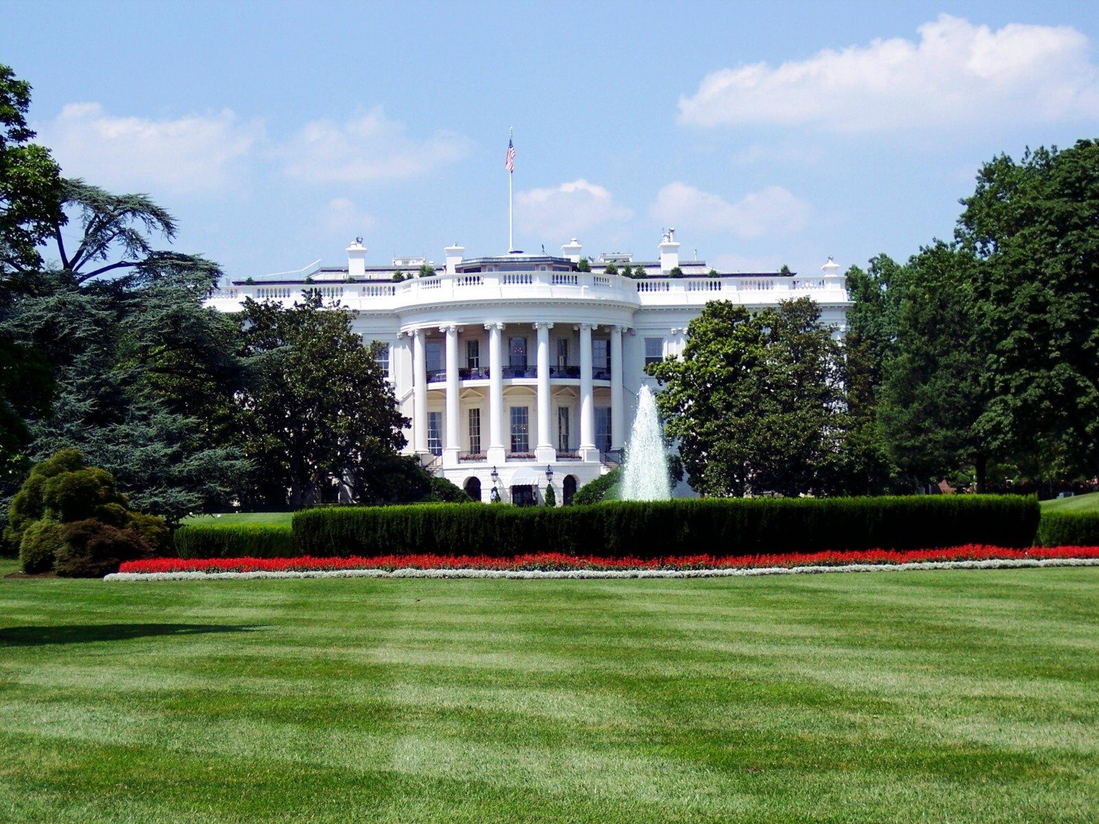 Donald Trump are un plan ambițios pentru Casa Albă: un etaj suplimentar și o sală de bal de lux Președintele american Donald Trump dorește să adauge un etaj deasupra colonadei Casei Albe, în cadrul proiectului său de construcție a unei imense săli de bal, a declarat arhitectul însărcinat cu acest proiect
