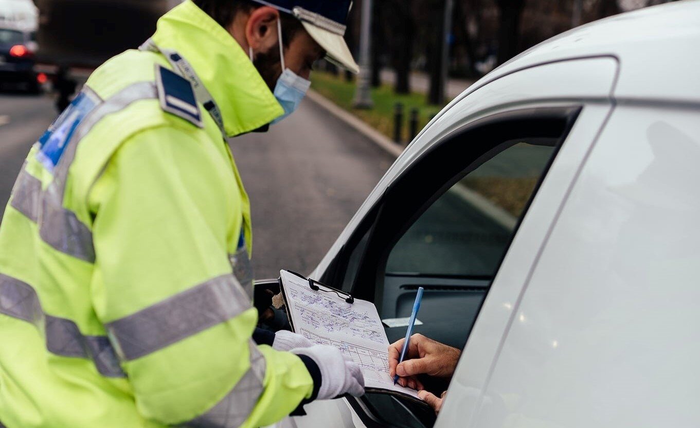 Șofer beat, cu permis suspendat, reținut pentru transportarea a 7 copii.