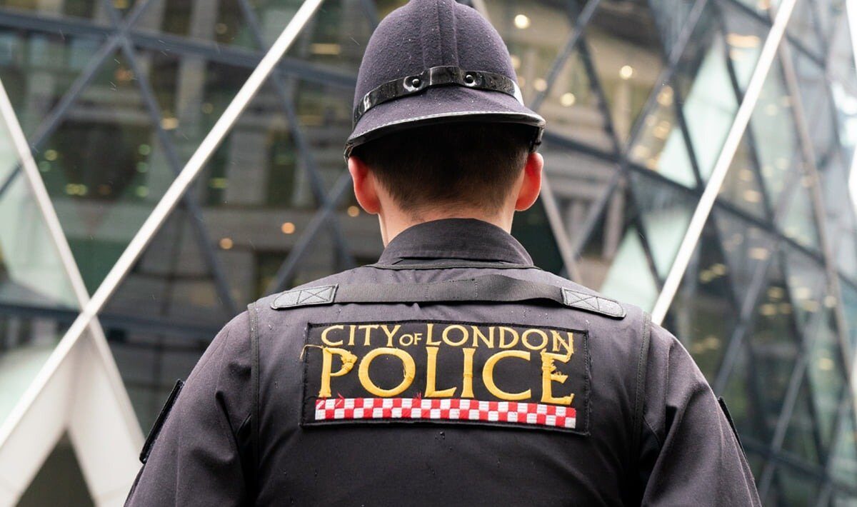 Mii de ofițeri londonezi, inclusiv un violator în serie, angajați fără verificări adecvate.