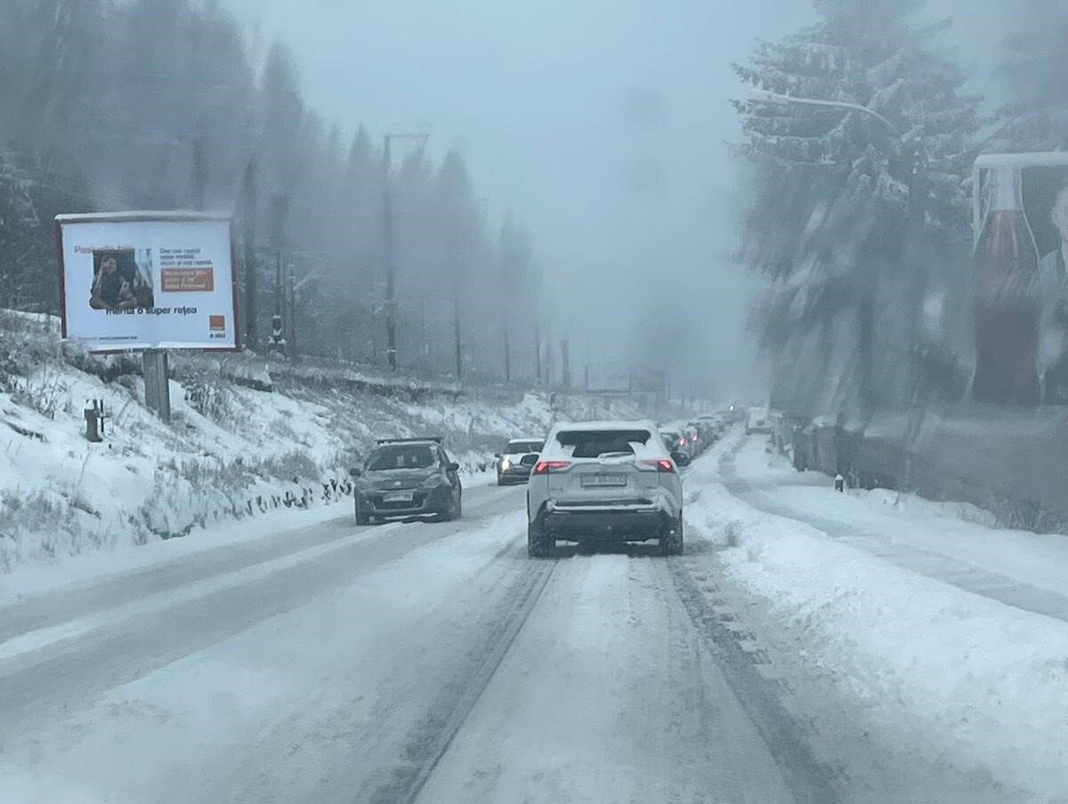 Ninsoare provoacă trafic dificil în zonele centrale.