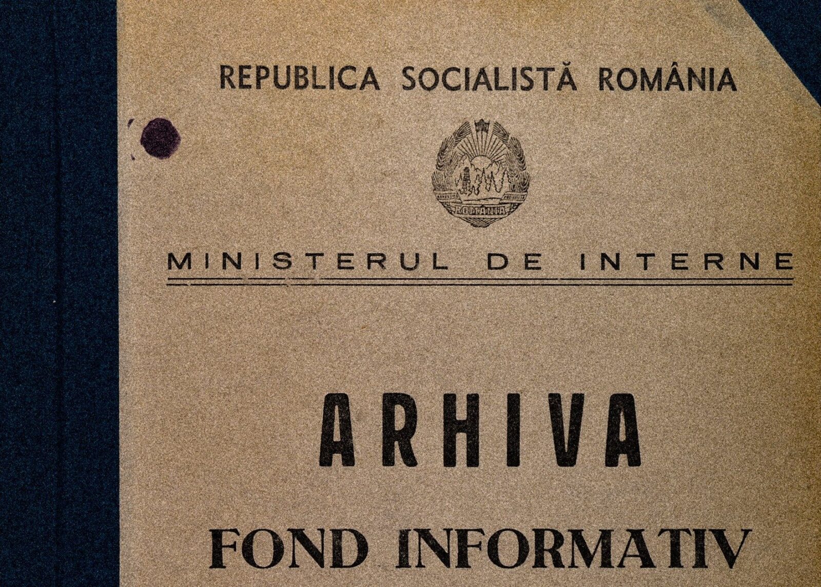 Securitatea comunistă a confiscat sistematic bunuri din pachetele trimise de românii din străinătate, pe care le vindea apoi prin Consignație, singura formă de comerț semi-liber din România comunistă