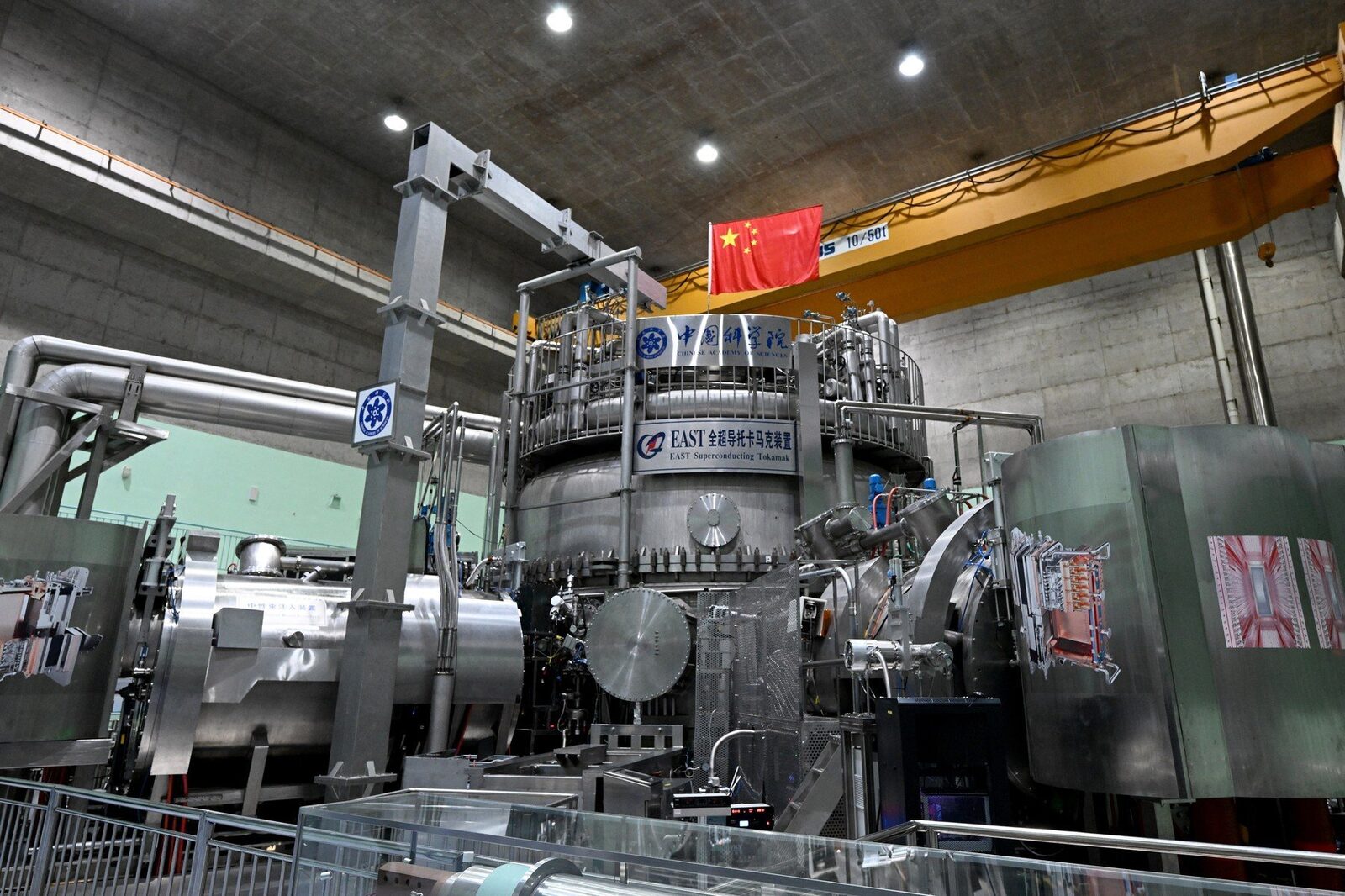 Reactorul EAST de fuziune nucleară, supranumit „Soarele” artificial al Chinei, a reuşit să menţină stabilă plasma superfierbinte la densităţi extreme, depăşind o barieră majoră pe drumul eficientizării tehnologiei de fuziune nucleară care promite să ofere omenirii energie curată nelimitată