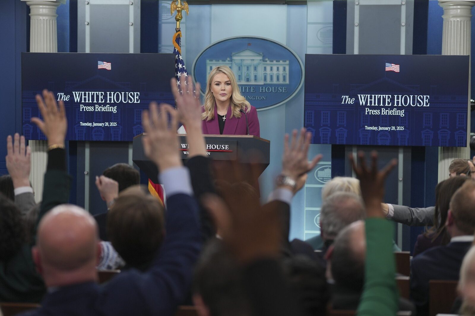 Președintele american Donald Trump a dat un nou semnal de forță în politica sa externă, anunțând că nu se teme să continue confiscarea petrolierelor sancționate, în ciuda îngrijorărilor că acest lucru ar putea intensifica tensiunile cu Rusia și China