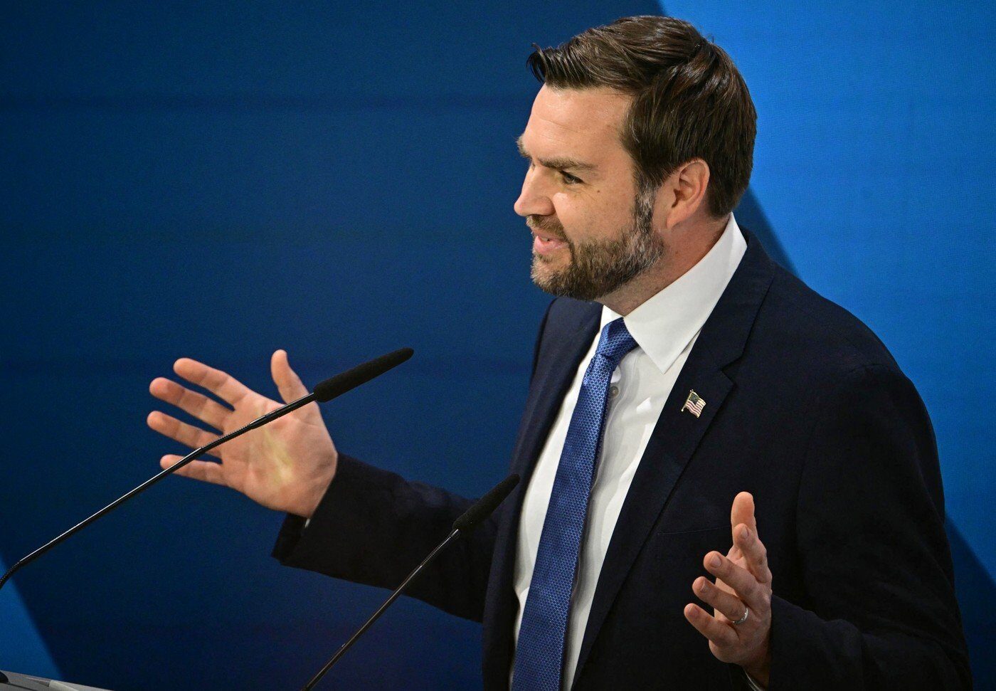 J.D. Vance apără agentul ICE care a împușcat mortal o femeie.