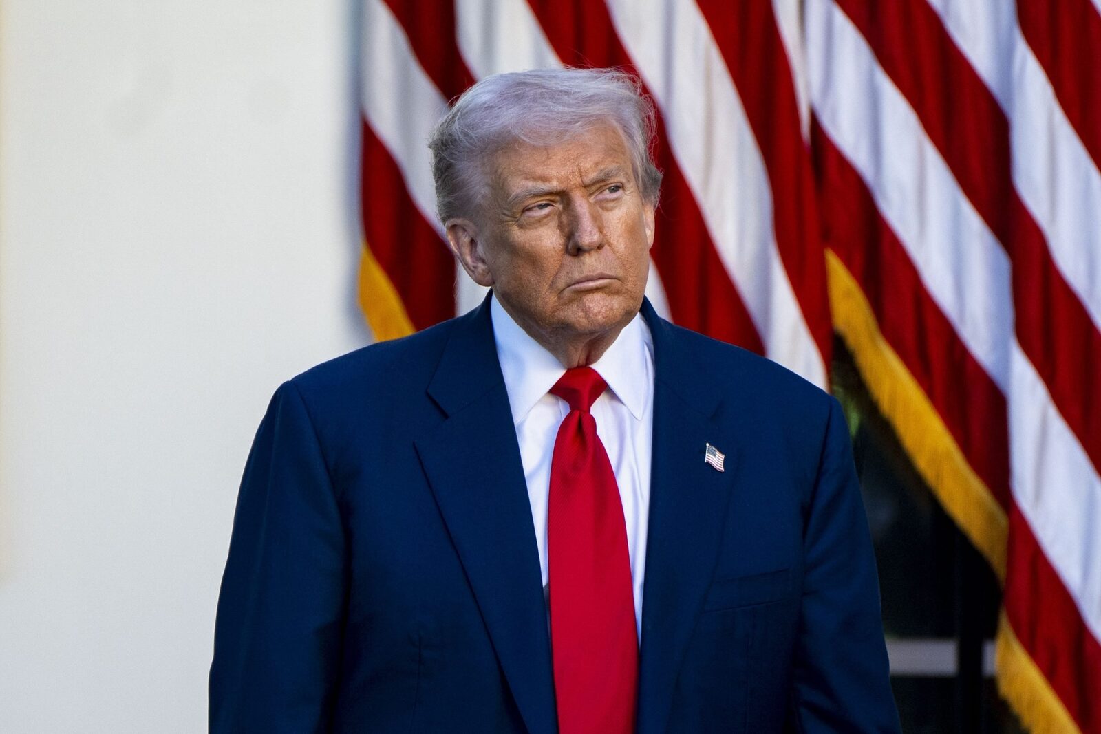 Trump anunță capturarea lui Maduro: atacuri masive asupra Venezuelei Președintele Statelor Unite, Donald Trump, a declarat sâmbătă că forțele americane au efectuat „atacuri la scară largă” împotriva Venezuelei, în cadrul unei operațiuni care a dus la capturarea președintelui Nicolas Maduro și a soției sale, Cilia Flores