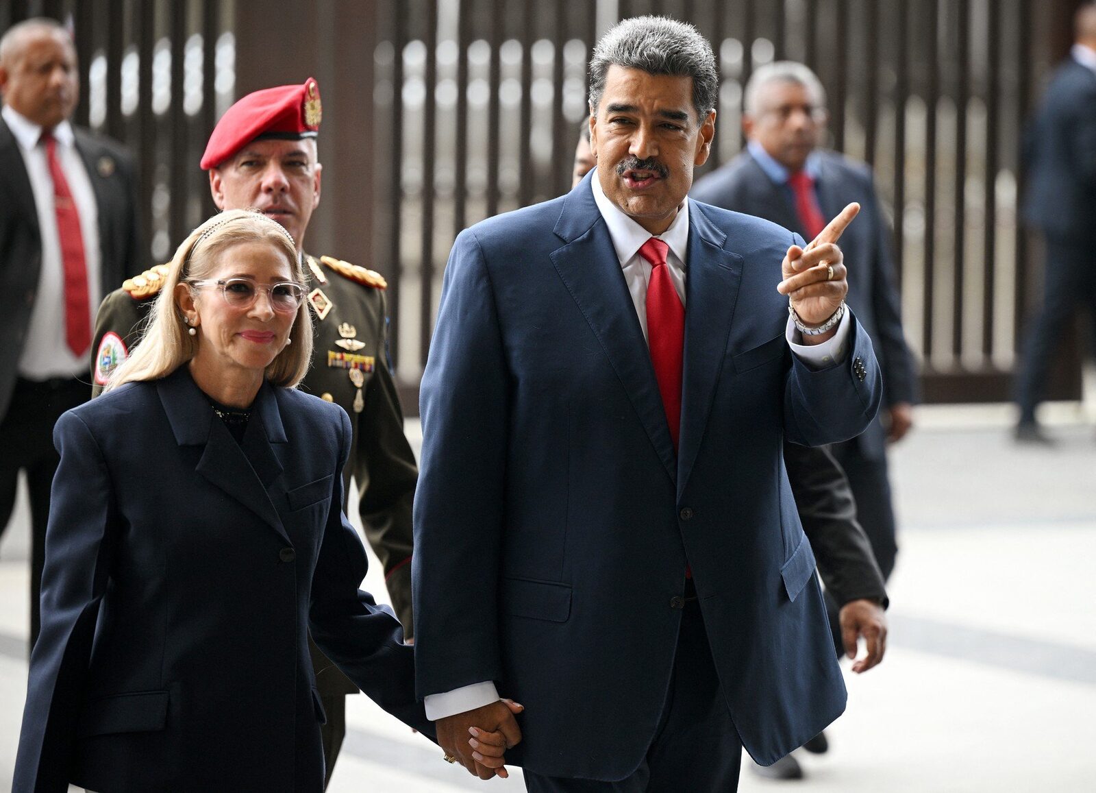 Nicolas Maduro, capturat și dus în SUA pentru judecată Președintele venezuelean Nicolas Maduro a fost arestat de autoritățile americane și va fi judecat în Statele Unite pentru acuzații grave de trafic de droguri și narco-terorism