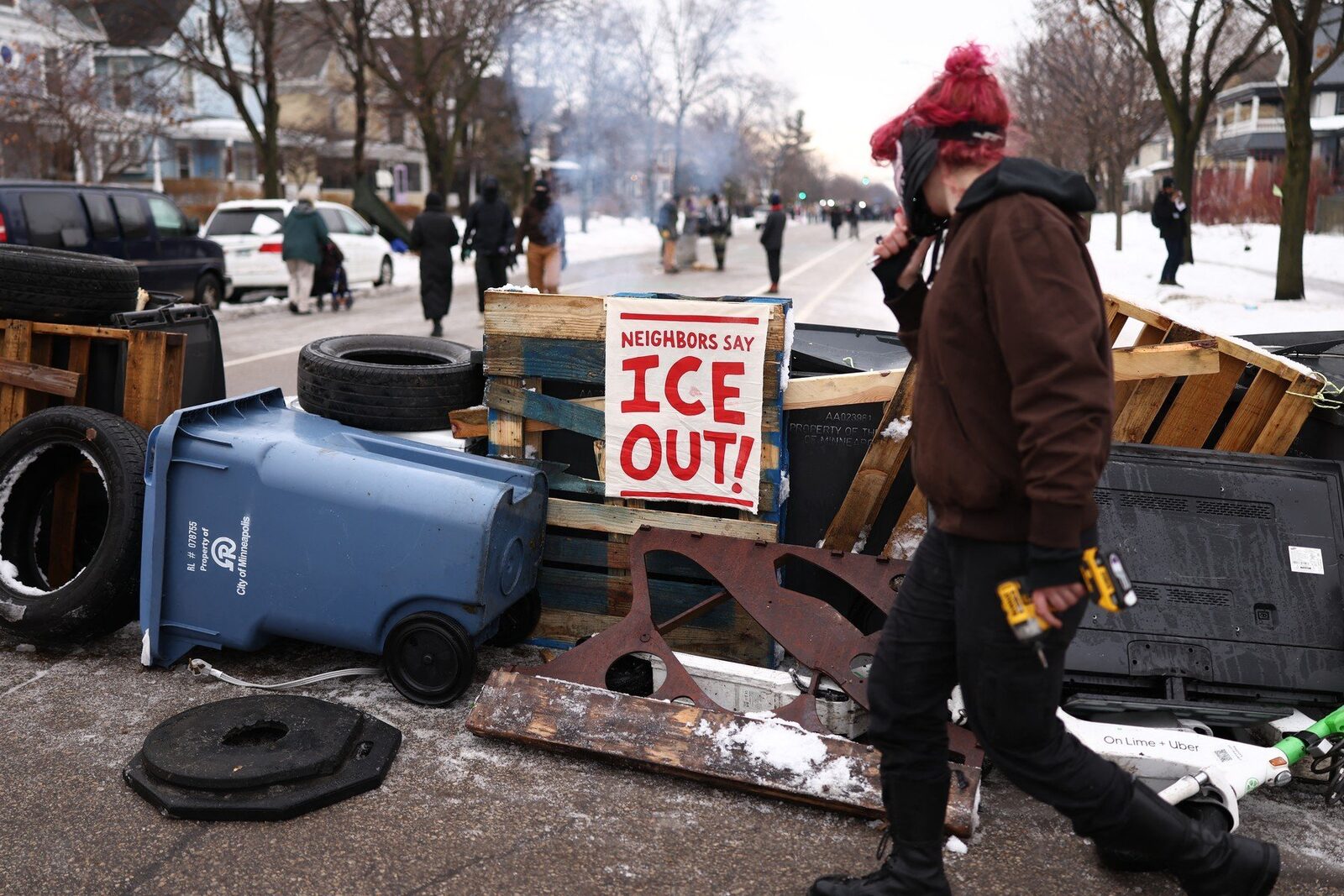 Sute de persoane s-au adunat joi, 8 ianuarie, în fața unei clădiri federale din suburbia Minneapolis, pentru a protesta împotriva circumstanțelor morții, cu o zi înainte, a unei femei ucise de poliția americană de imigrare